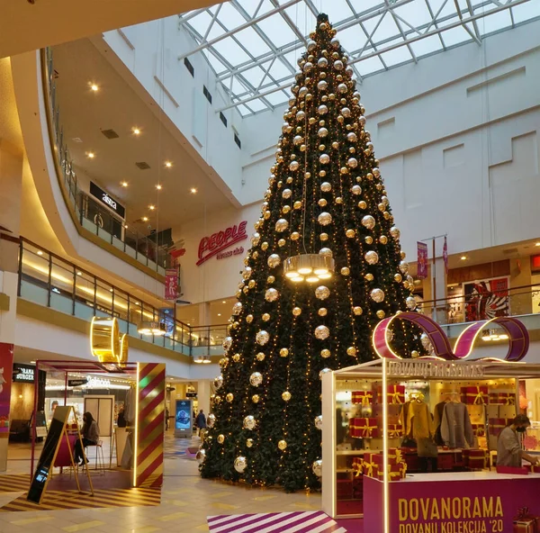 Vilnius Litwa Grudzień 2020 Choinka Złotymi Kulkami Prezentami Hipermarkecie Panorama — Zdjęcie stockowe