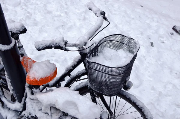 Snöig Gammal Cykel Vintergata — Stockfoto
