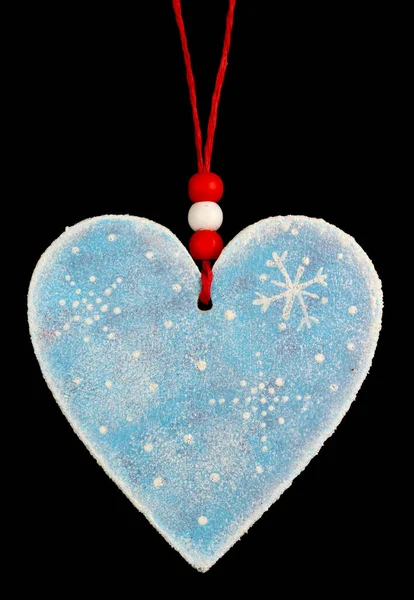 自制圣诞树装饰心脏由木头 石膏和闪闪发光 被隔离在黑暗中 — 图库照片