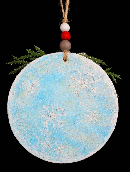 自制圣诞树装饰球 由木头 石膏和闪闪发光的东西制成 被隔离在黑暗中 — 图库照片