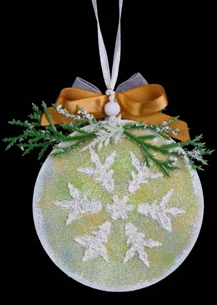 自制圣诞树装饰绿球由木头 塑料和闪闪发光的东西制成 被隔离在黑暗中 — 图库照片