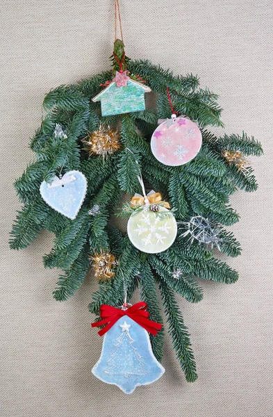Domácí Vánoční Stromeček Větev Dekorace Hraček Dřeva Omítky Luku — Stock fotografie
