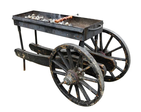 古い大砲の馬車の形で作られた自家製バーベキュー火鉢 白に隔離された — ストック写真