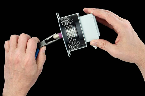 Hantverkare Reparera Mikrovågsugn Magnetron Från Elektrisk Mikrovågsugn Isolerad Svart — Stockfoto
