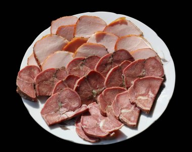 Piknik aperatifi: Füme domuz eti ve biftek. Sert güneş ışığı. Siyah üzerine izole edilmiş..