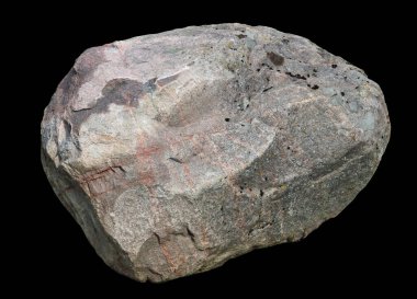 Siyah üzerine izole edilmiş büyük doğal granit mezar taşı.