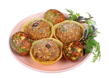 Ev yapımı Paskalya çörekleri ve pembe tabakta yumurtalar. Beyaz stüdyo makro çekimlerinde izole edilmiş.