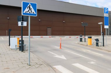 Boş araba, büyük şehir pazarı yakınlarındaki bir bariyeri park ediyor.