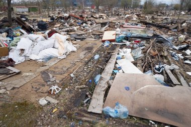 Bir Avrupa şehrinde büyük bir çöp yığını. Çevre kirliliğine bir örnek 
