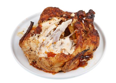 Göğüs filetosu yemiş ızgara tavuk tabakta duruyor. Beyazda izole edilmiş