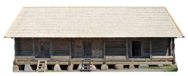 Yakacak odun ve tarım aletleri depolamak için ahşap el yapımı kırsal kulübe. Beyazda izole edilmiş