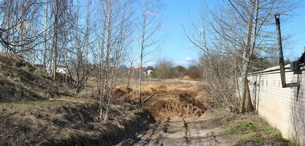 Große Erd Und Sandhaufen Liegen Auf Der Dorfstraße Panoramalandschaft — Stockfoto