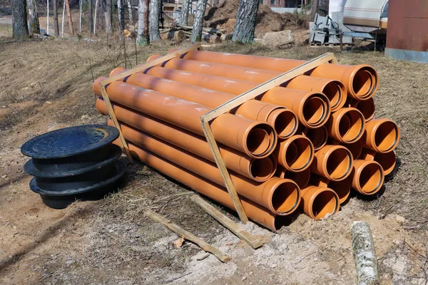 建筑工地堆放新的塑料排水管道 — 图库照片