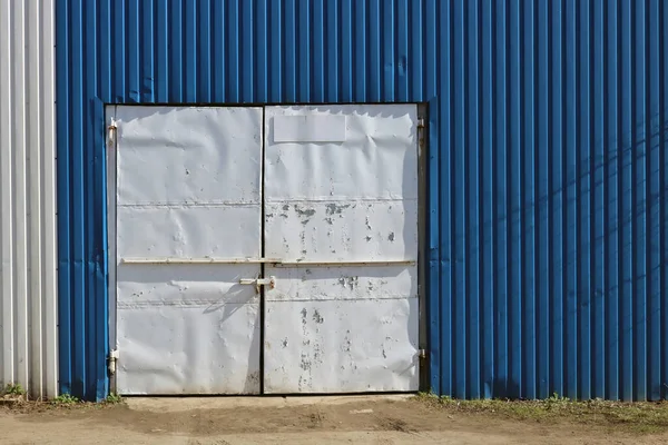 Las Puertas Metálicas Del Servicio Coches Están Pintadas Blanco —  Fotos de Stock