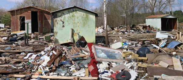 Een Vuilnisbelt Verlaten Metalen Schuur Garage Een Voorbeeld Van Milieuvervuiling — Stockfoto