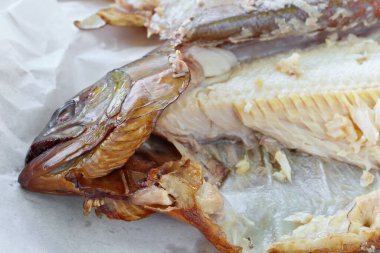 Sıcak sıcak füme alabalık yeme süreci. Yumuşak odaklı makro