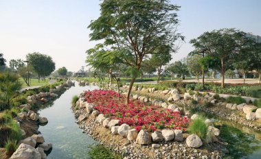 Şehir parkı büyük taşlar ve kırmızı çiçeklerle süslenmiştir. 