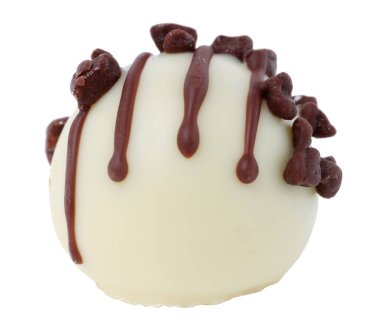 Yuvarlak ev yapımı beyaz ve siyah çikolatalı şeker izole edilmiş makro.