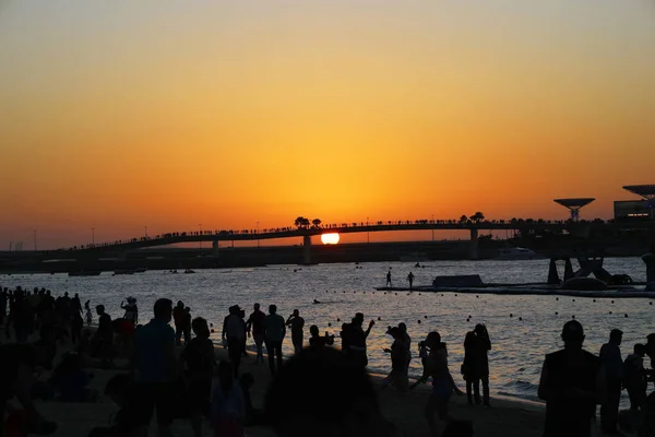 Dubai Förenade Arabemiraten Maj 2021 Många Turister Beundrar Solnedgången Stranden — Stockfoto