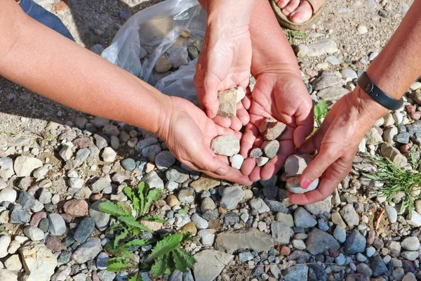 Donne Raccolgono Piccoli Ciottoli Sulla Strada — Foto Stock