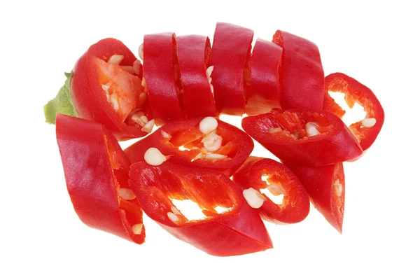 Hromada Nakrájených Nakrájených Červených Chilli Papriček Izolováno Bílém Záběru Makra — Stock fotografie