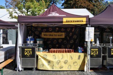 VILNIUS, LITHUANIA - EPTEMBER 05, 2021: Mini market, ekolojik olarak ulusal Litvanya birası. Her Litvanyalı 70 litre birayı içine çekiyor.