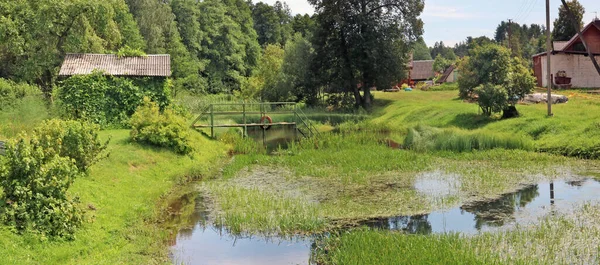 立陶宛一个典型的乡村景观是草坪 池塘和岸上的木制浴池 — 图库照片