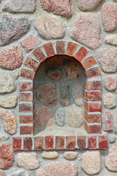 石の教会の壁に花のニッチ — ストック写真