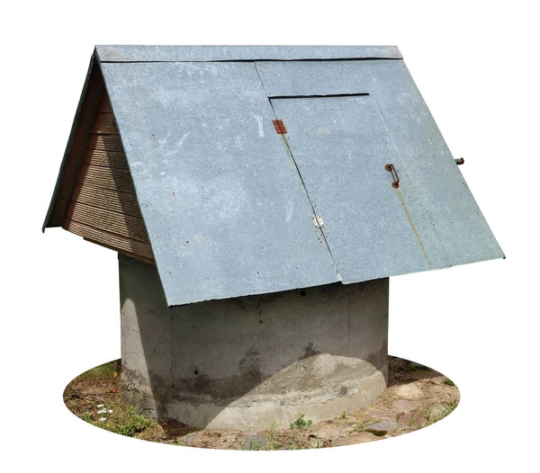 白い屋根の上に隔離された錫と古い村の井戸 — ストック写真