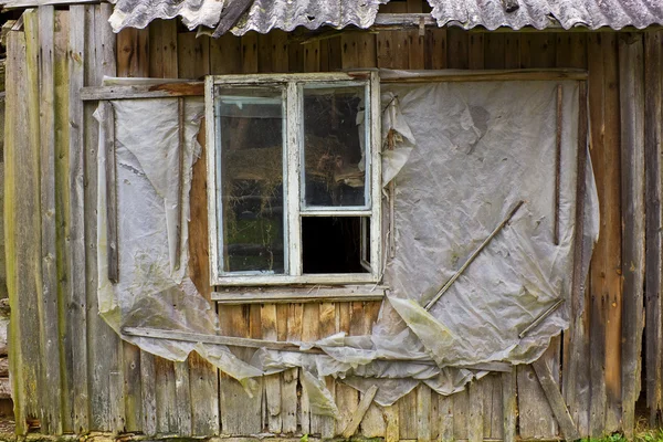 Das verrottete Fenster der europäischen Slums — Stockfoto