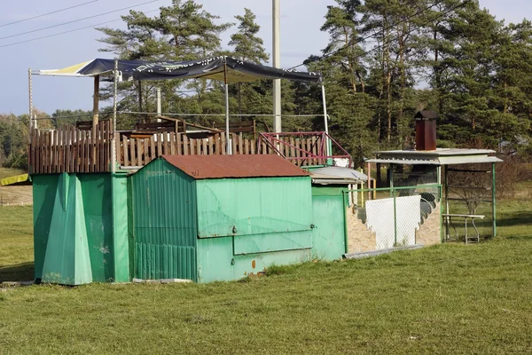 Morar en la perrera de pobres vagabundos — Foto de Stock