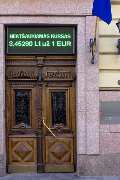 Дверь Национального банка Литвы — стоковое фото