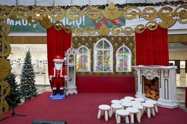 Decoraciones navideñas en hipermercado — Foto de Stock