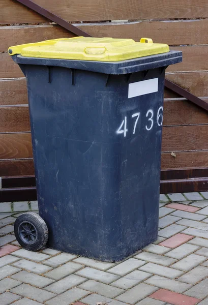 Brudne śmieci kontener — Zdjęcie stockowe