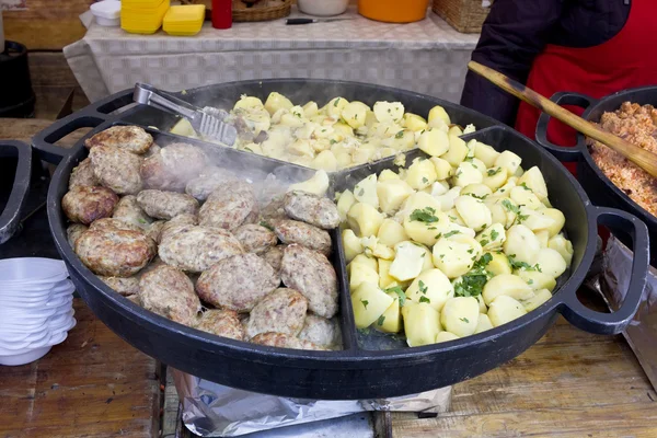 Comida rápida de rua - batatas e costeletas — Fotografia de Stock