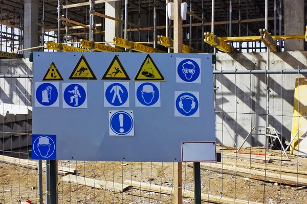 Sinais de advertência normalizados na construção — Fotografia de Stock