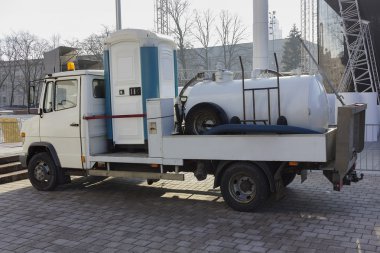 Seyyar plastik tuvalet