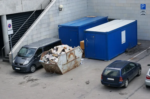 Δοχείο με κατασκευή σκουπίδια — Φωτογραφία Αρχείου