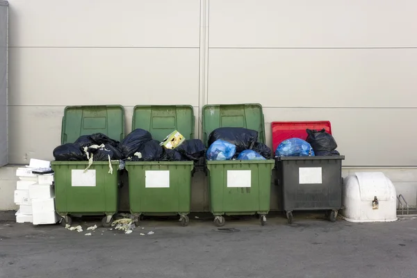 Groen afval containers in de buurt van grote voedsel winkel Stockfoto