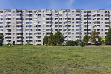 Building yakınındaki büyük çayır