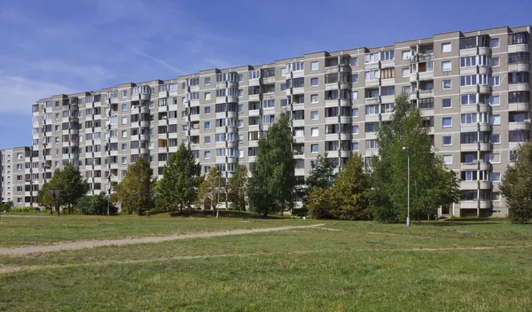 Großer, leerer Rasen in der Nähe der Wohnung — Stockfoto