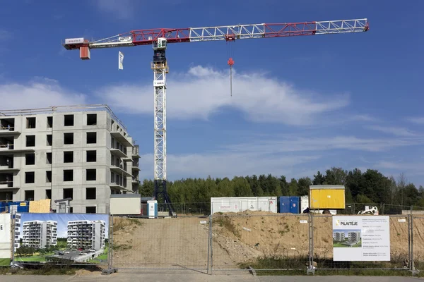 Bouw van een nieuwe woonwijk in het dennenbos — Stockfoto