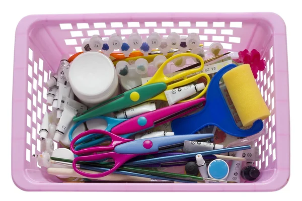 Инструменты скрапбукинга в розовой пластиковой корзине — стоковое фото