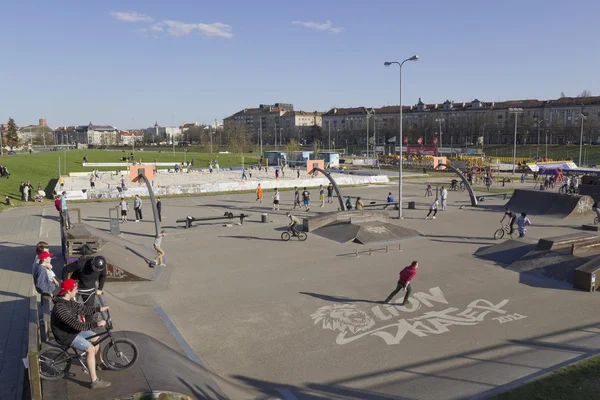 Competições de vôlei e bicicleta — Fotografia de Stock