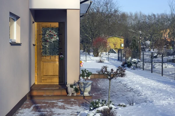 Corona de Navidad en una puerta — Foto de Stock