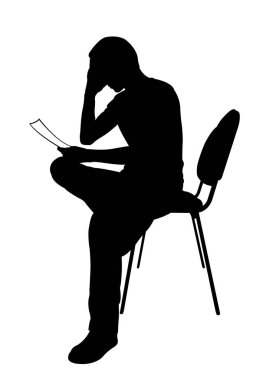 Sandalyeye oturmuş kitap okuyan bir adamın silüeti.