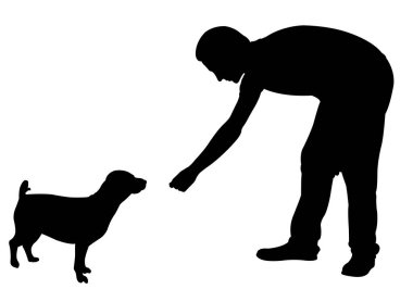 Köpeği besleyen bir adamın silueti.