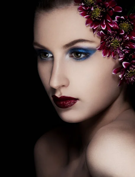 Piękna kobieta z kwiatami na czarnym tle — Zdjęcie stockowe