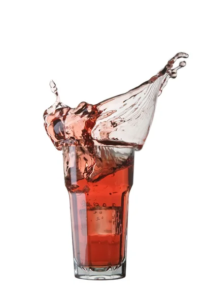 Spruzzo di cocktail con cubetto di ghiaccio su sfondo bianco — Foto Stock