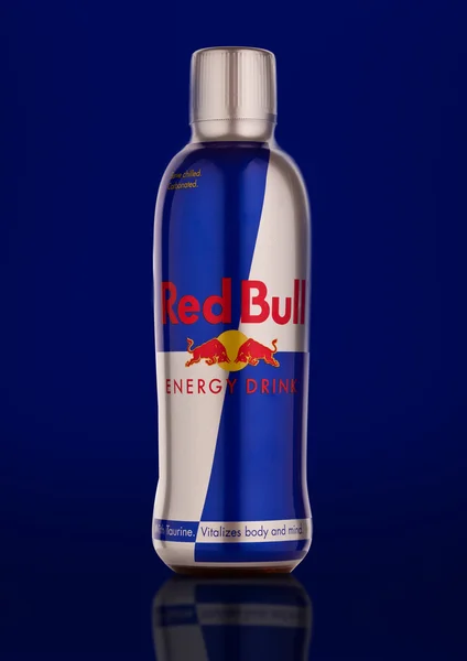 LONDRES, REINO UNIDO-SETEMBRO 3, 2016: Garrafa de bebida energética Red Bull. Em termos de quota de mercado, Red Bull é a bebida energética mais popular do mundo.Em fundo azul. Bull é o mais popular — Fotografia de Stock